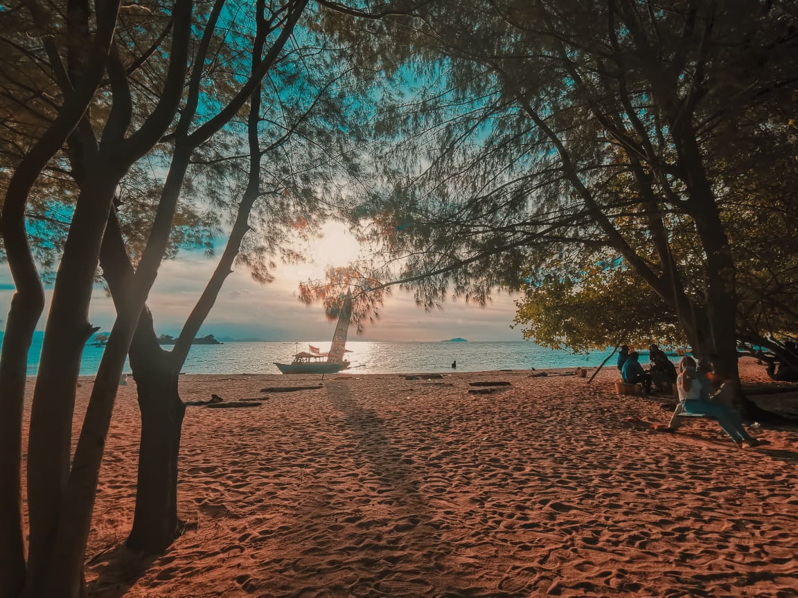 Suasana sore di Pulau Saronde (foto : Hendrik Saleh)
