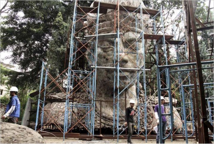 Pekerja menyelesaikan pembuatan patung tembaga raksasa Garuda Wisnu Kencana di NuArt Sculpture Park, Bandung. Sumber: Tempo/Aditya Herlambang Putra