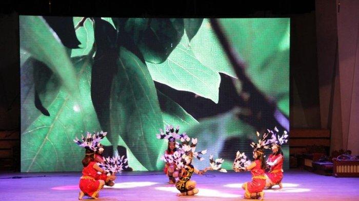 Penampilan Tari Burung Enggang Festival Budaya di Tiongkok