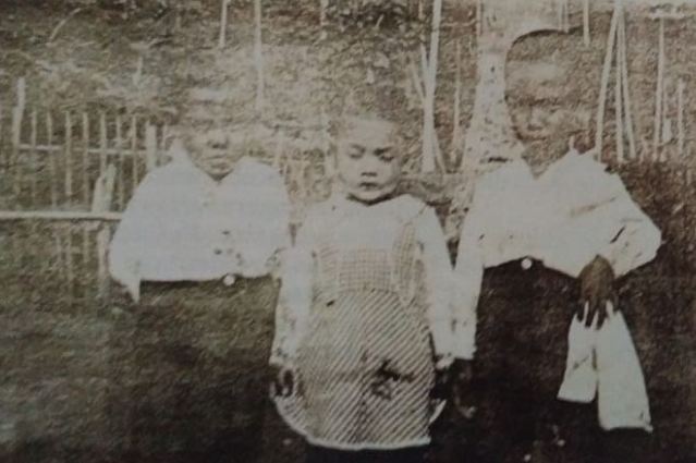 Bing Slamet (kanan) ketika berusia 7 tahun, bersama kedua adiknya, R Sudrajat dan R Empi Kurnia.