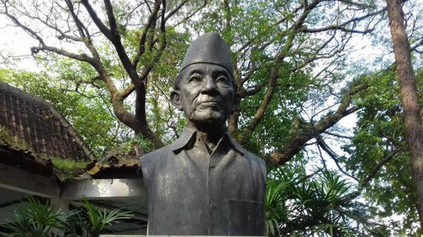 Patung Gesang di Taman Gesang, Surakarta.