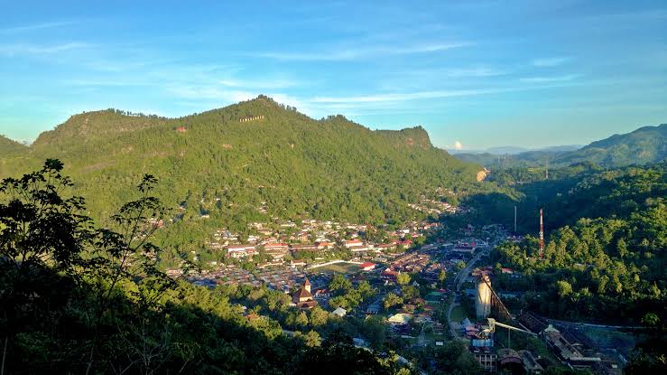 Potret kini Kota Sawahlunto dikelilingi pergunungan Bukit Barisan.Sumber: id.wikipedia.org