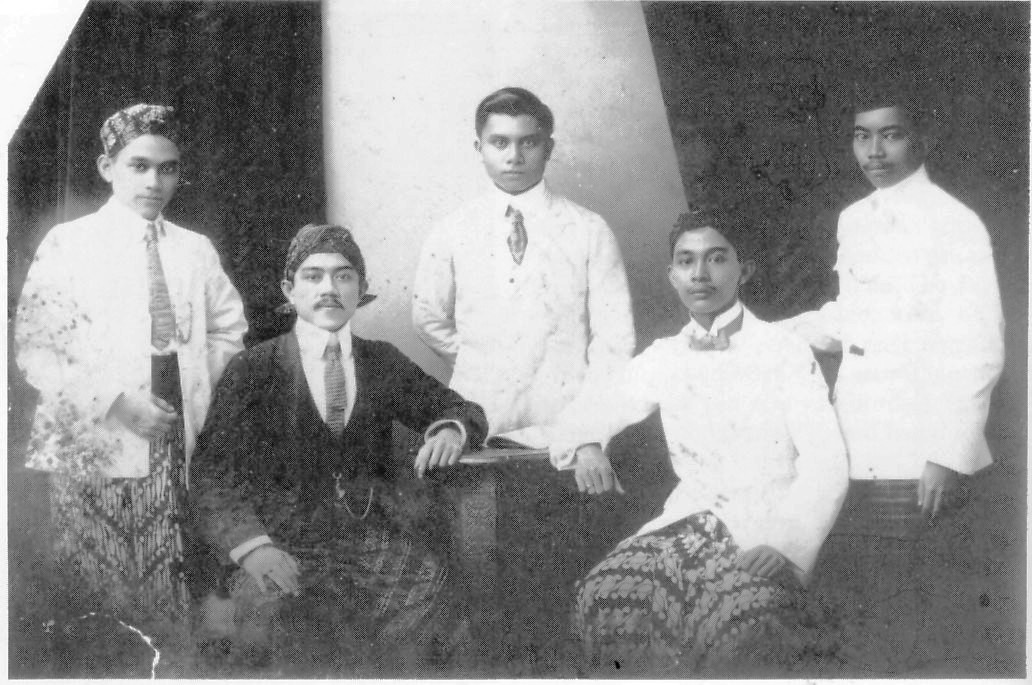 A.A. Maramis (tengah) sewaktu masih muda sekitar tahun 1920-an. Ia berpose bersama empat rekan-rekannya mahasiswa Indonesia asal Jawa dan Sumatra (Pamoetjak, kanan).