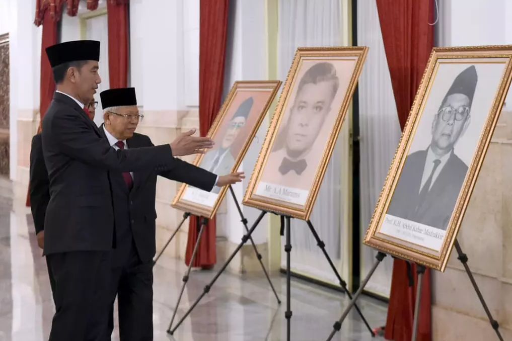 Jokowi melihat foto Alex Maramis.