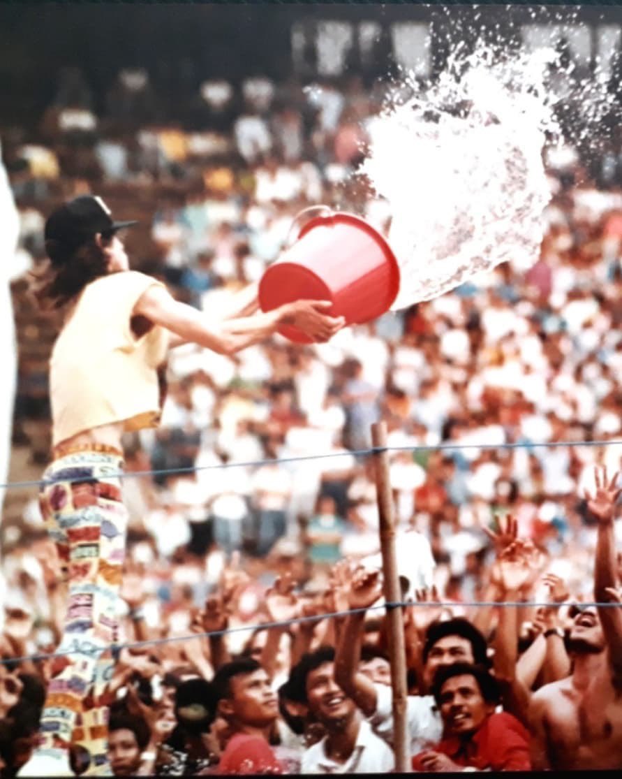 Mick Jagger menyirami penonton dengan air.