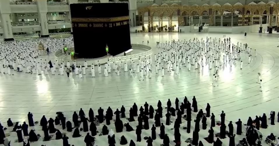 Potret jemaah umrah di area Makkah.