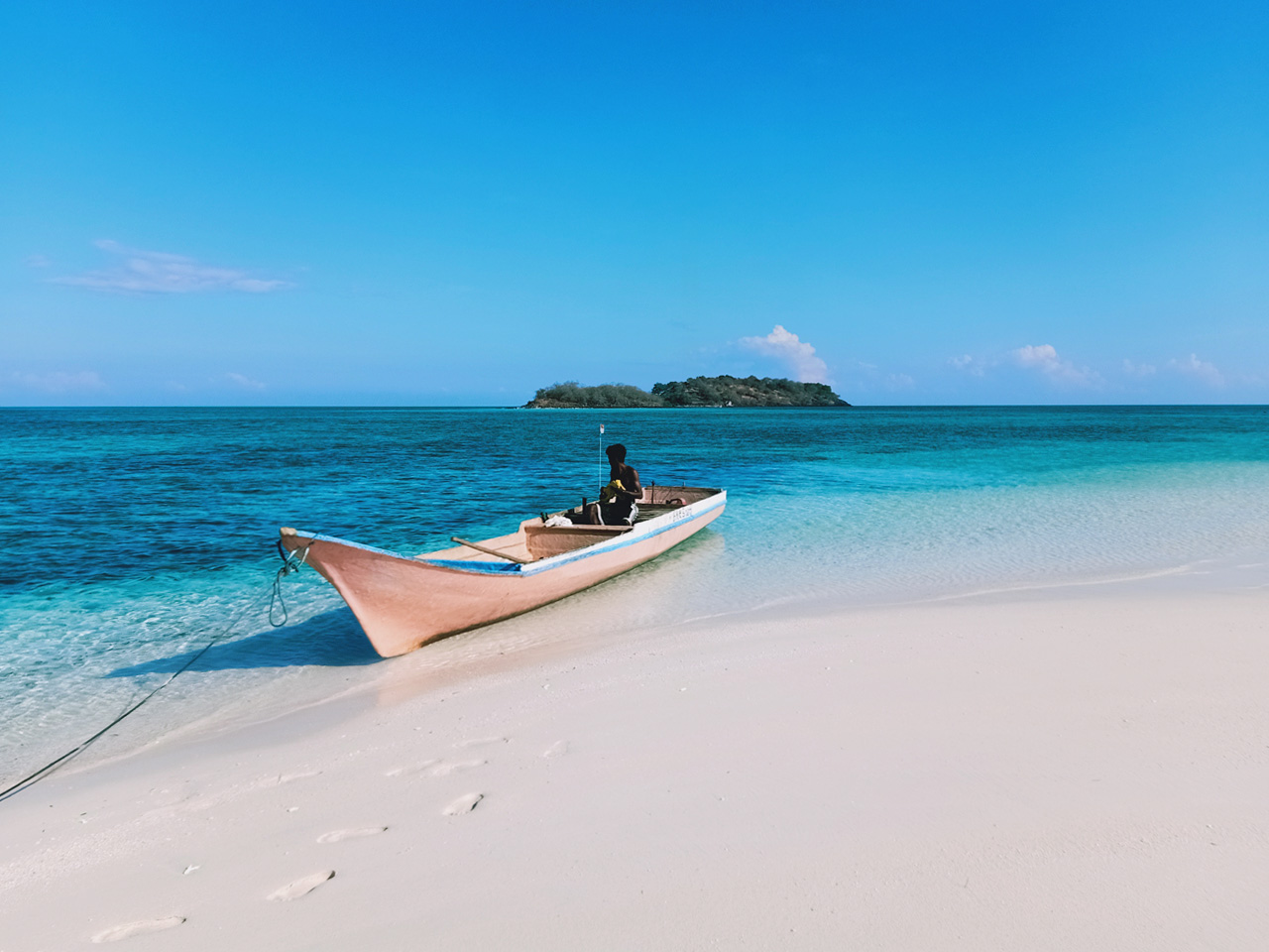 Pulau Mekko berupa pasir timbul yang putih bersih dengan perairan dangkal dan tenang