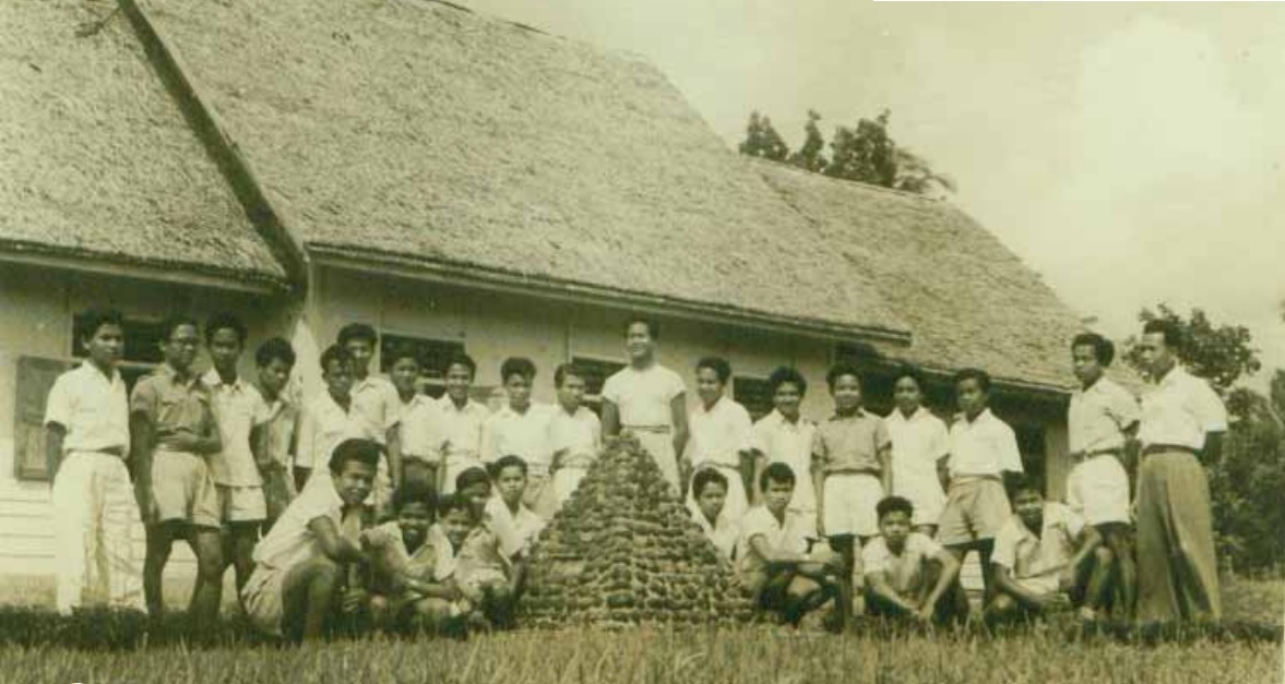 Para siswa berfoto bersama guru INS Kayutanam, Sumatra Barat, pada 27 Desember 1954. Sumber: ANRI, 