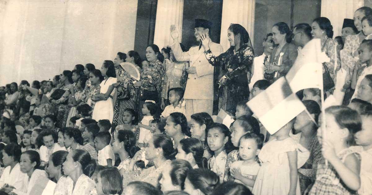Presiden dan Ibu Negara Fatmawati bersama anak-anak dalam peringatan Pekan Kanak-kanak pada 18 Mei 1952. Sumber: Perpusnas RI oleh historia.id