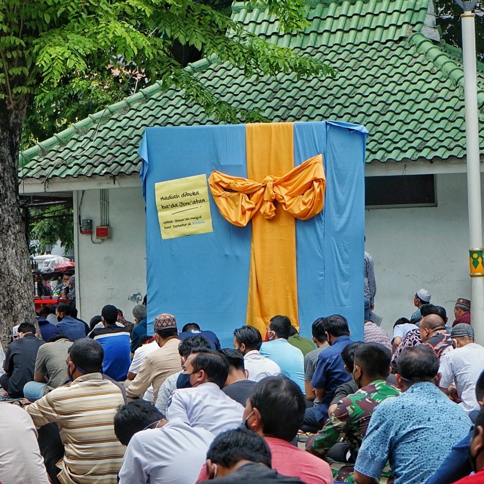 Kotak raksasa saat salat jumat di Masjid Cut Meutia, Jakarta | Foto: Dok. Pribadi