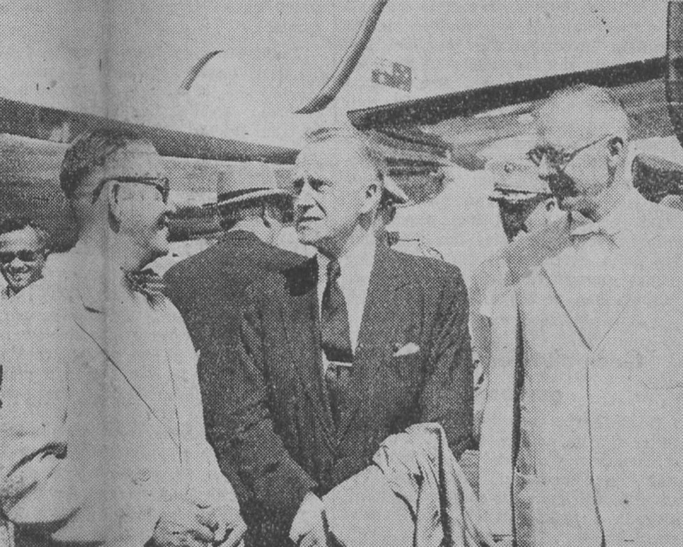 Arnold Mononutu menyambut duta besar Amerika Serikat Indonesia, Hugh S. Cummings Jr, di Bandara Kemayoran, Jakarta, pada 1956. Sumber: De Nieuwsgier, 13 Desember 1956