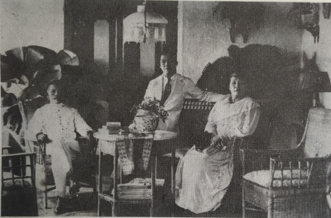 Arnold Mononutu berfoto bersama orangtuanya, Karel Charles Mononutu dan Augustina van der Slot, di Ternate pada 1920.