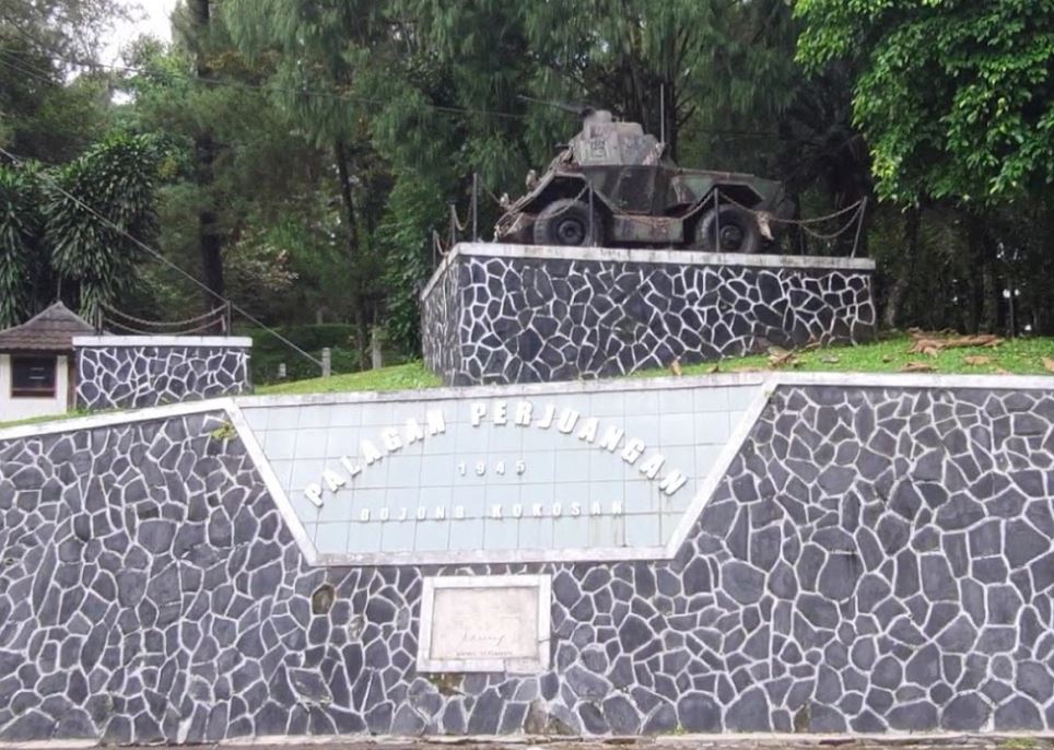 Monumen Palagan Bojongkokosan yang terletak persis di pinggir Jalan Raya Sukabumi-Bogor ini sering dilalui oleh penulis jika bepergian Sukabumi-Jakarta melalui jalan darat.