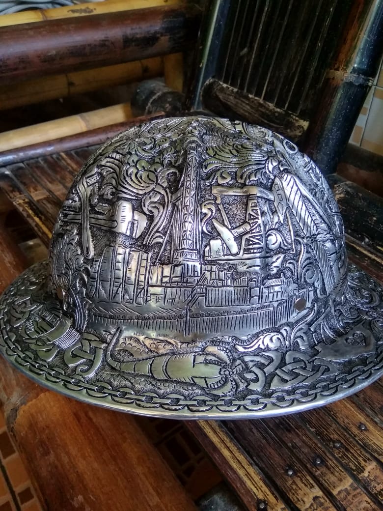 Helm ukir logam khas kotagede yang diminati pasar eroga