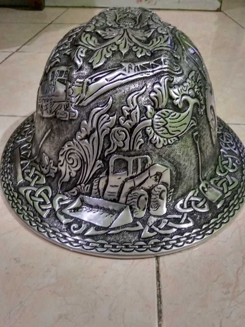 motif pada helm ukir logam bisa custom sesuai permintaan pemesannya