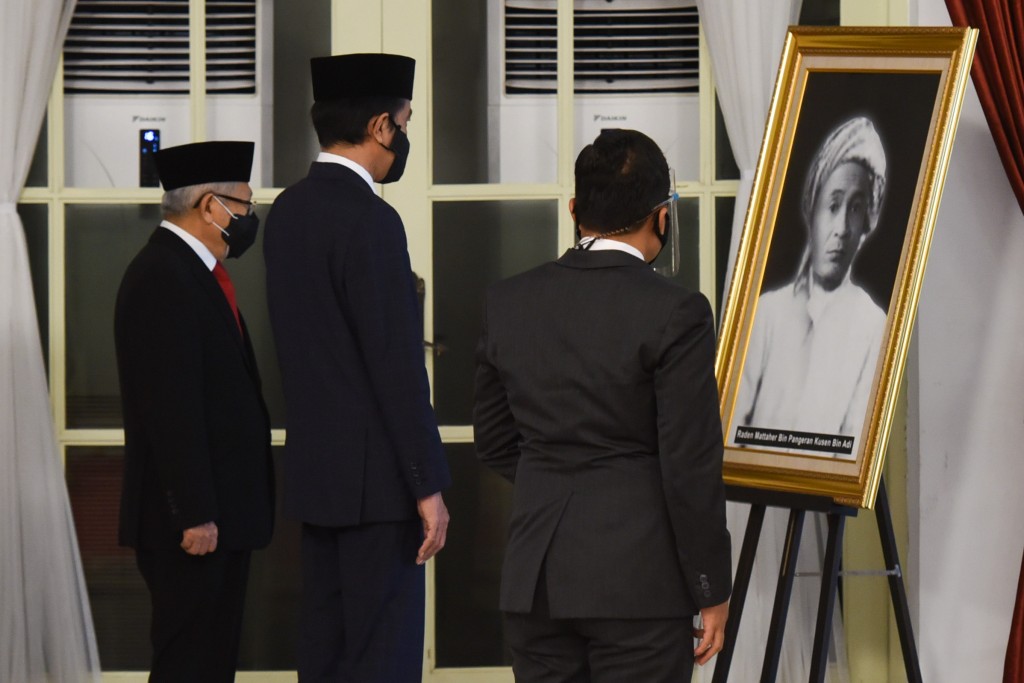 Presiden Jokowi didampingi Wapres Ma’ruf Amin melihat gambar tokoh yang dianugerahi gelar pahlawan nasional pada tahun 2020, Selasa (10/11), di Istana Negara, Jakarta.