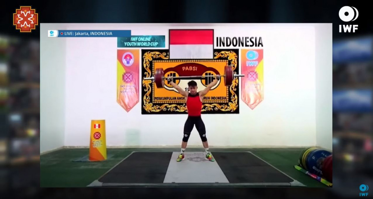 Rizki Juniansyah dalam kejuaraan angkat besi level internasional via daring. © Youtube/International Weightlifting