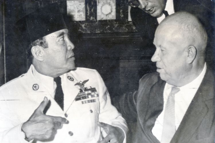 Soekarno bersama Perdana Menteri Soviet, Nikita Khrushchev | Foto: Kompas (AP)