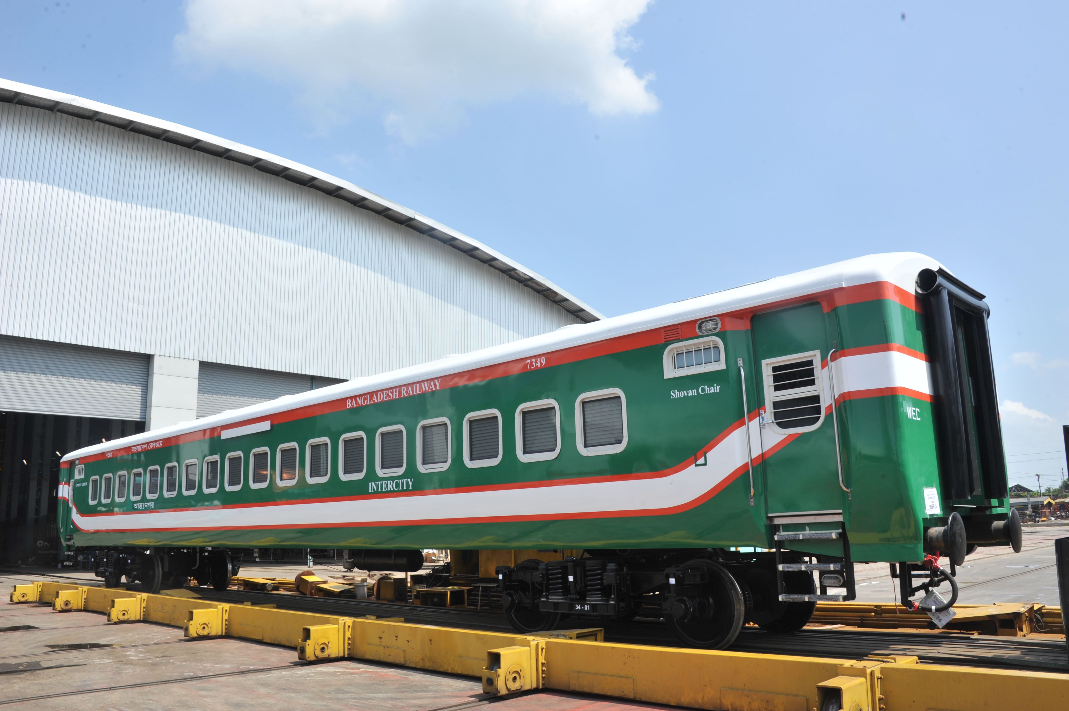 INKA menyesuaikan warna kereta penumpang sama seperti warna bendera Bangladesh.