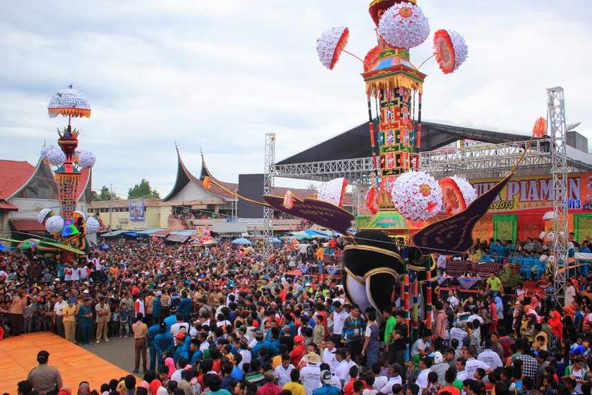 Masyarakat berkumpul di alun-alun kota untuk rayakan festival tabuik © Dinas Pariwisata dan Kebudayaan Kota Pariaman