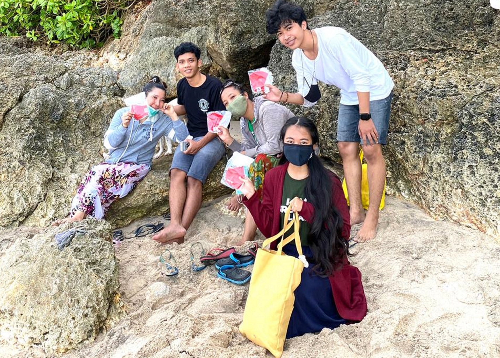 Tim TGG membagikan masker di Pantai Muaya Jimbaran | Foto: Dokumentasi Putri Tim Teens Go Green Indonesia