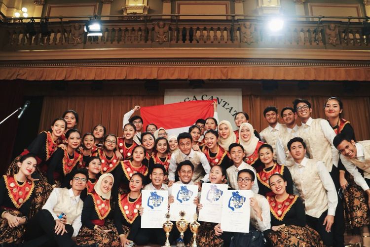 Kebahagiaan anggota Paduan Suara SMA Negeri 78 Jakarta setelah sukses memborong lima medali emas dan penghargaan utama pada ajang 31st Praga Cantat 2017 di Praha, Ceko.