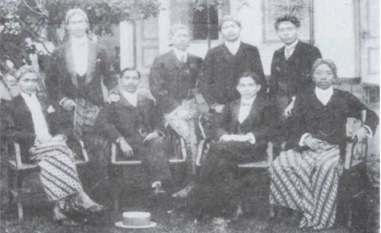 Pendiri Budi Utomo, duduk dari kiri; Gunawan Mangunkusumo, Latumeten, M. Arsyad, R. Angka. Berdiri; M. Sholeh, Susilo, Sutomo, dan Gumbrek. Koleksi Museum Kebangkitan Nasional