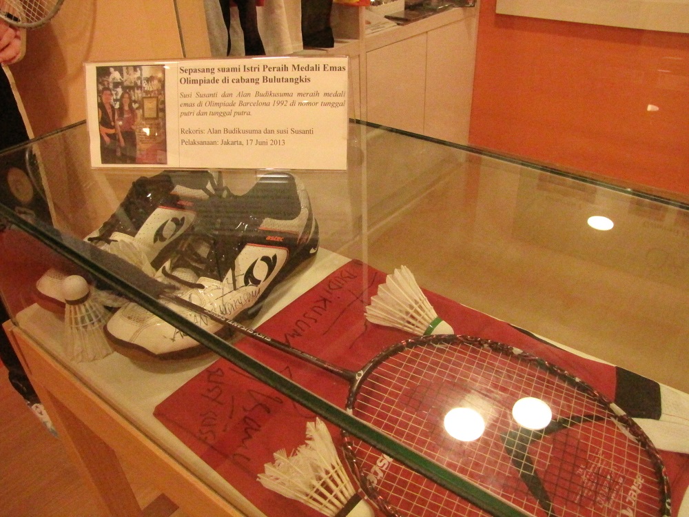 Salah satu koleksi di MURI, memorabilia dari pasangan pebulu tangkis Indonesia, Susi Susanti dan Alan Budikusuma.