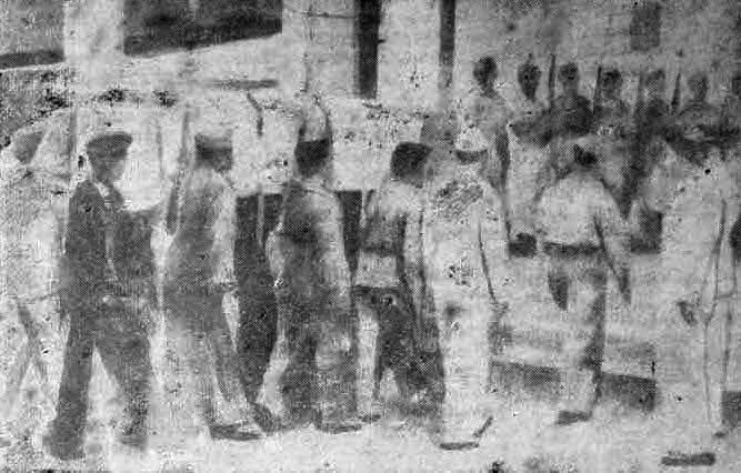Prosesi pemakaman Jenderal Sudirman. Menurut laporan surat kabar Kedaulatan Rakyat ada delapan orang yang menggotong peti jenazahnya.