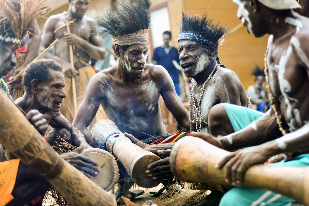 Masyarakat menabuh Tifa Papua © Instagram.com/jojosephsitumorang