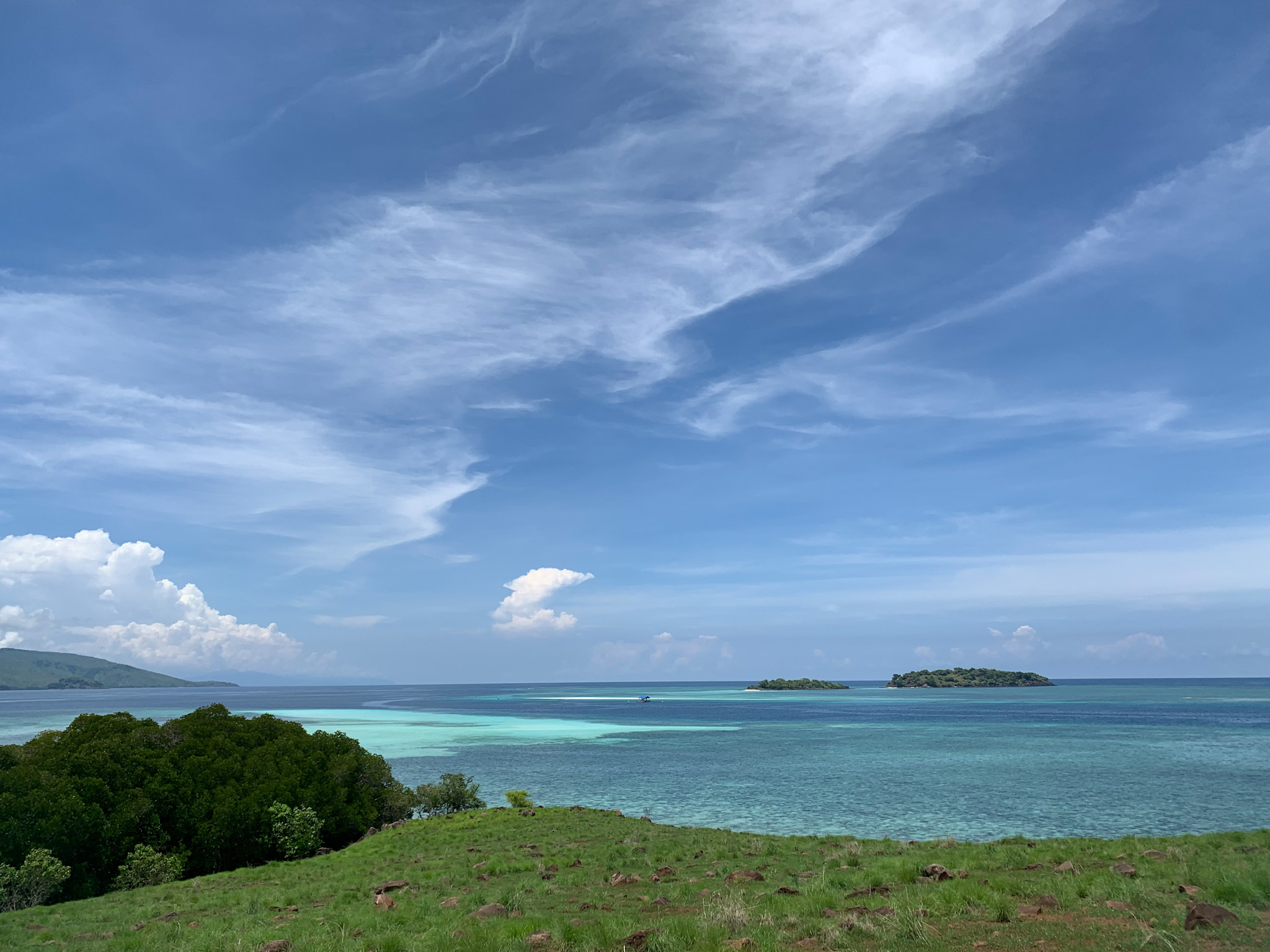Pemandangan Pulau Meko dari Pulau Kelelawar