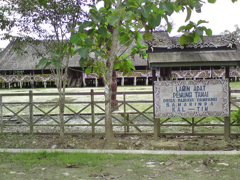 Desa Pampang-Lamin Adat pemung tawai | Foto: Arief Rachman (flickr.com)