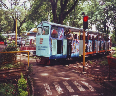Rangkaian kereta dari jawatan Kereta Api Indonesia yang beroperasi di Taman Lalu-lintas Bandung pada 1998Sumber: Tamanlalulintasbandung.com