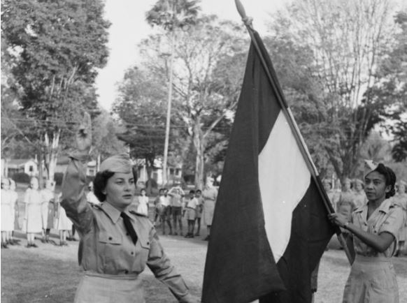 Sebuah upacara digelar kesatuan wanita KNIL di Insulindepark pada 1958.Sumber: Nationaal Archief