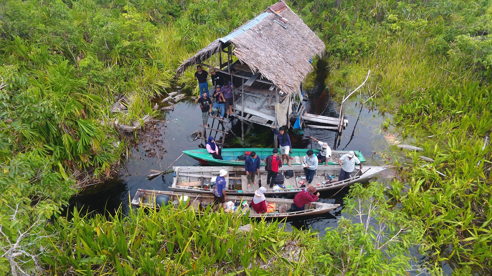 Menyusuri Rawa Singkil dengan perahu | Foto: Sianakrimo blog