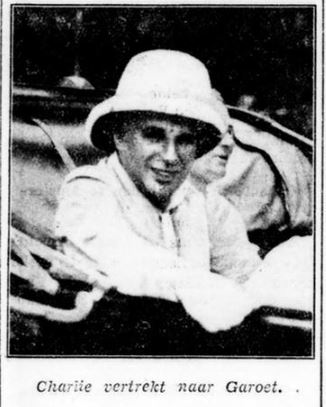 Chaplin ke Garut menggunakan mobil.