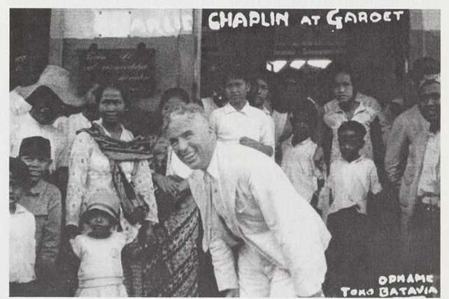 Chaplin bersua dengan warga sekitar di Stasiun Garut.
