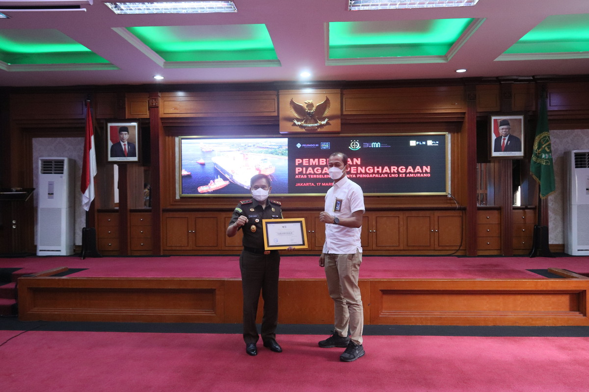 PT PEL memberikan piagam penghargaan kepada Tim JPN Kejaksaan Tinggi DKI Jakarta di Kantor Kejaksaan Tinggi DKI Jakarta