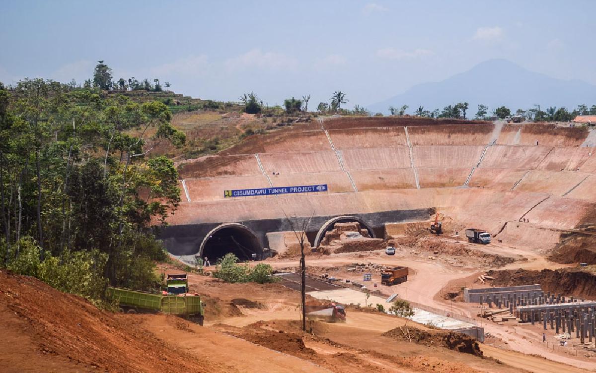 Proses pembangunan terowongan kembar Tol Cisumdawu © Koran Tempo