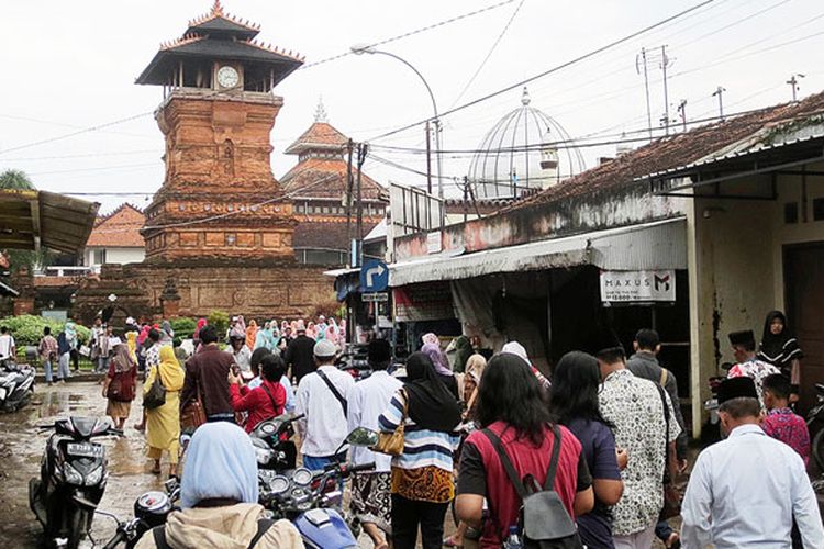 Masjid Menara Kudus yang ramai berdatangan untuk melihat tradisi Dhandhangan| Foto: Travel.kompas