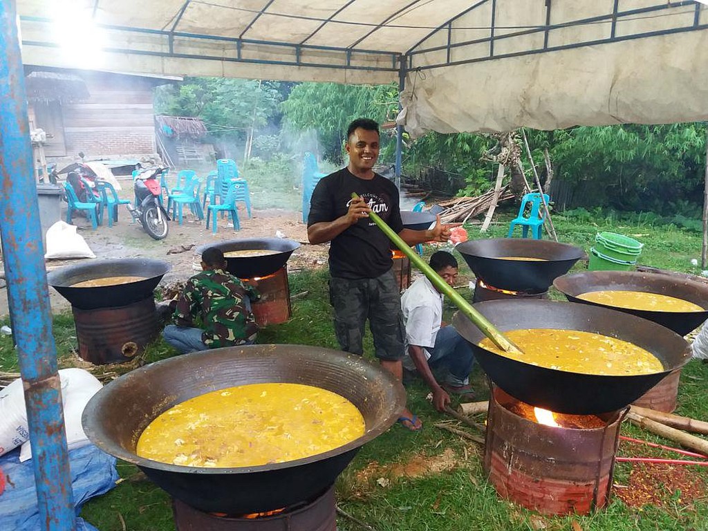 Beberapa orang pria sedang memasak Kuah Beulangong atau Kari Aceh, konon sajian kuliner ini hanya boleh dimasak oleh kaum laki-laki © Kabupaten Aceh Besar