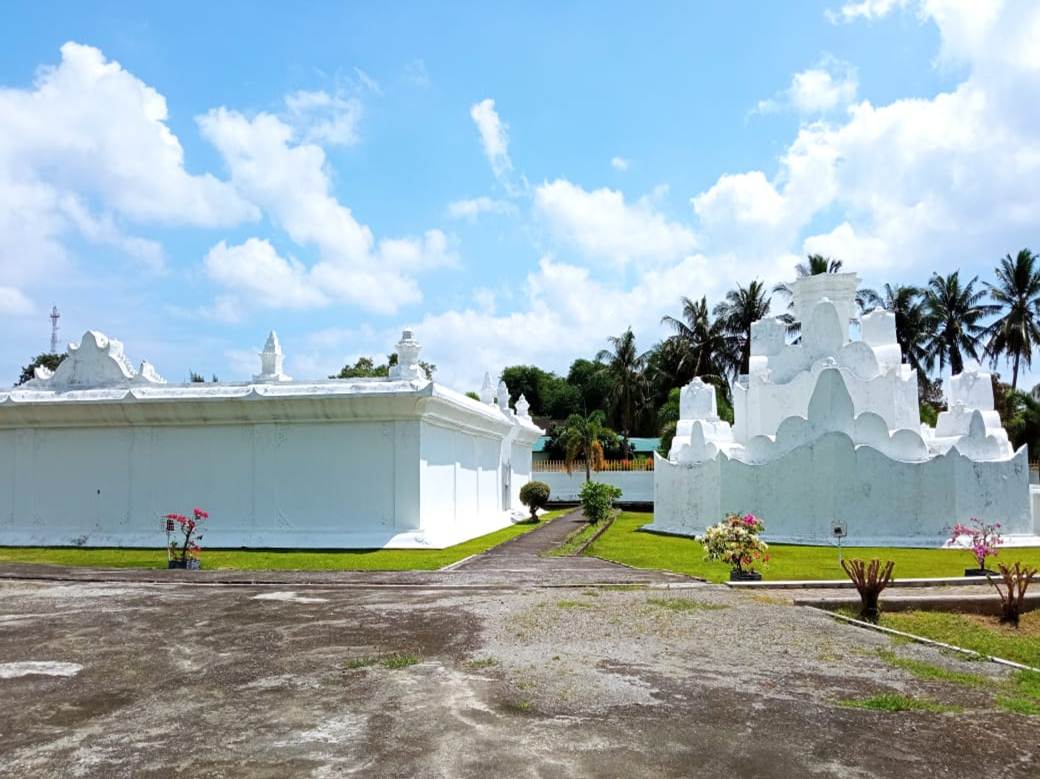 Kandang (makam para Sultan Aceh) di samping Gunongan. Foto: Dokumen Pribadi.