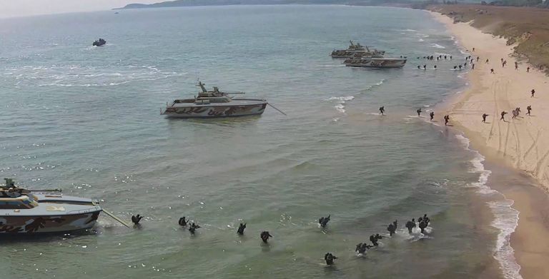 Gambar CGI yang menunjukkan paket Tank Boat dengan 80 Marinir mendarat di sebuah pantai dan dilindungi oleh empat meriam 105 milimeter dan empat senapan mesin kaliber 0.50 | tankboat.com