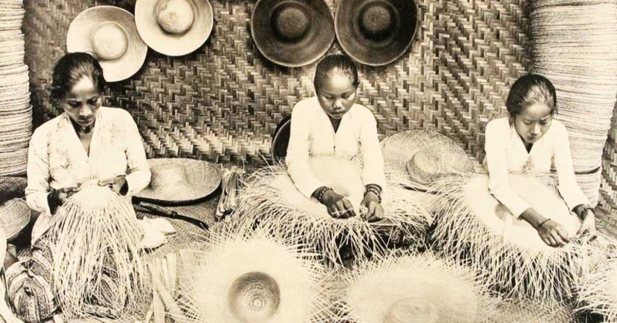 Ilustrasi Penenunan Topi Bambu oleh Masyarakat Setempat | Foto: Historia.id