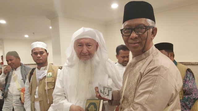 Penyerahan wakaf Habib Bugak Asyi kepada jemaah Aceh oleh Syekh Abdul Latif Balthu di Makkah. Deddy Priatmojo/Media Center Haji
