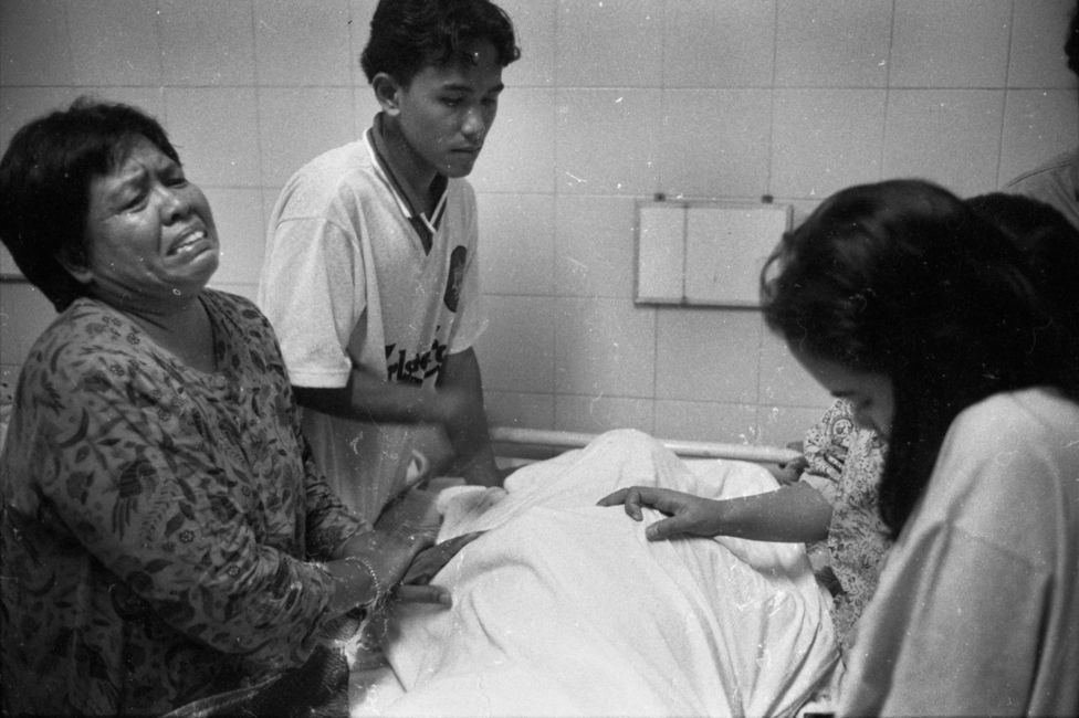 Keluarga dari salah satu mahasiswa yang gugur di aksi 1998 | Foto: Tribun Medan