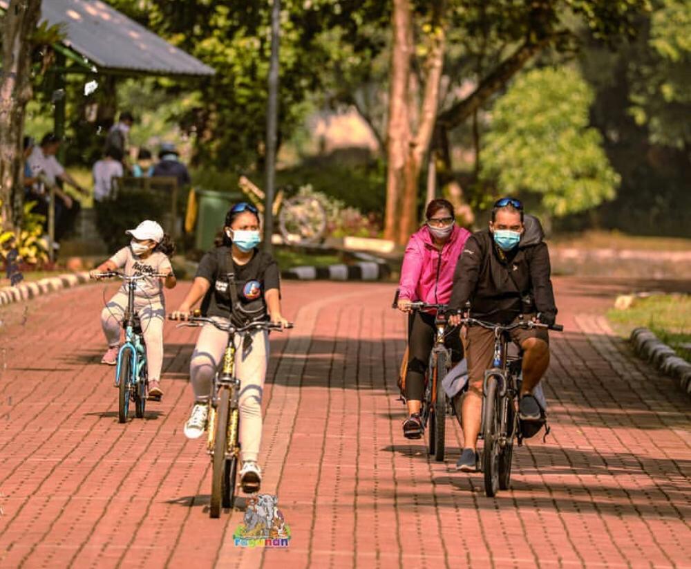 Pesepeda di Taman Margasatwa Ragunan
