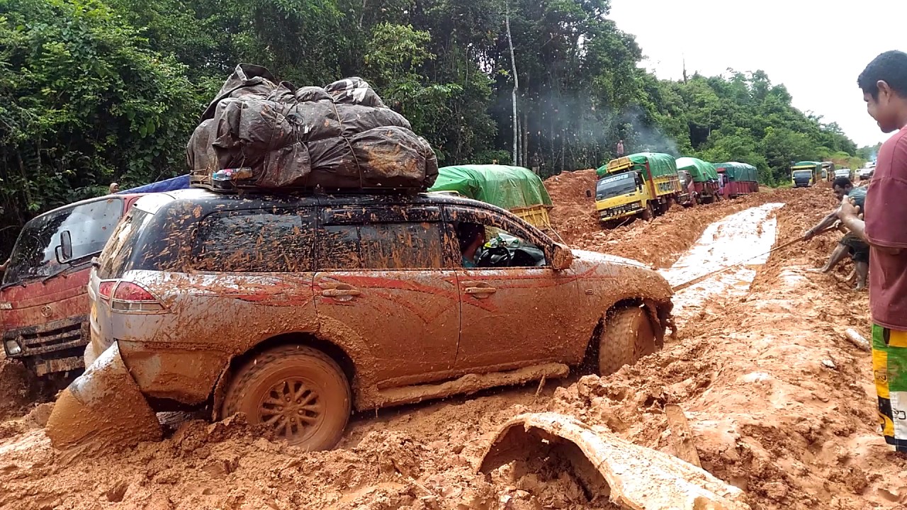 Angkutan Mitsubishi Pajero di medan jalanan yang berlumpur