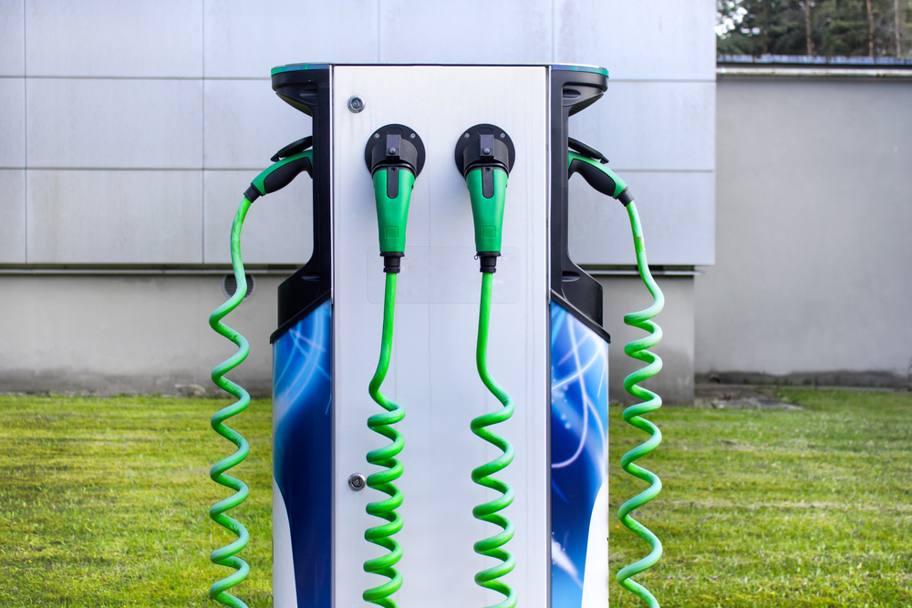 Pengisi daya baterai mobil listrik | @DariaRen Shutterstock