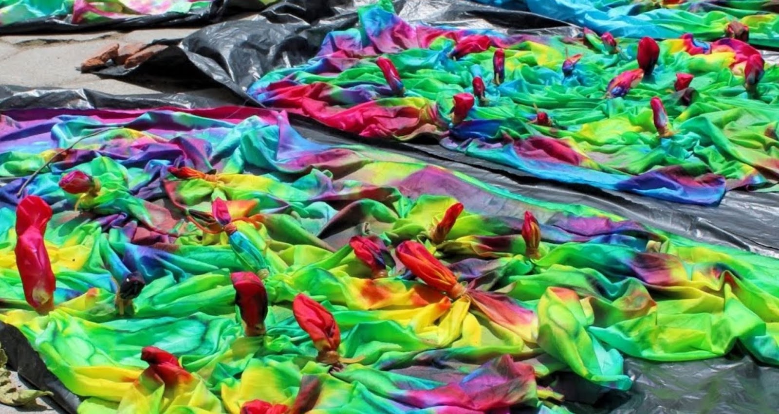 Proses pembuatan Batik Jumputan | Foto: motifbatik.web.id